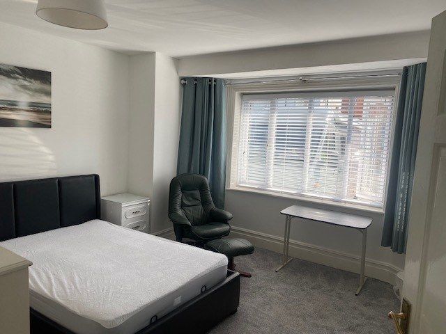 Property photo 1 of 4 Furnished Studio Flat - All Bills Included