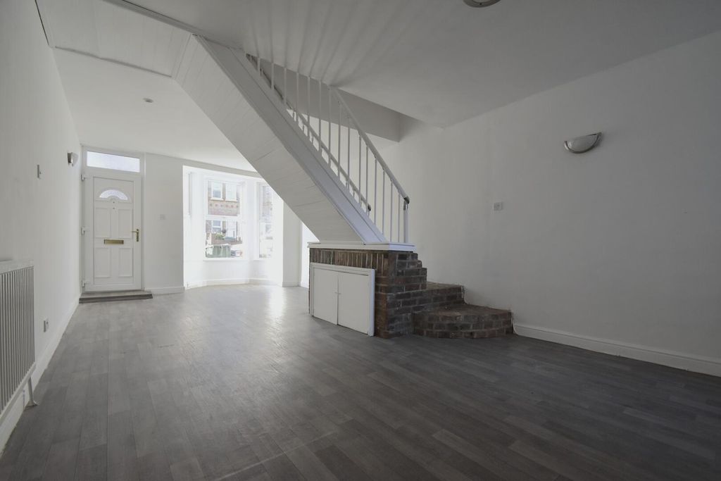 Property photo 2 of 11 Hallway