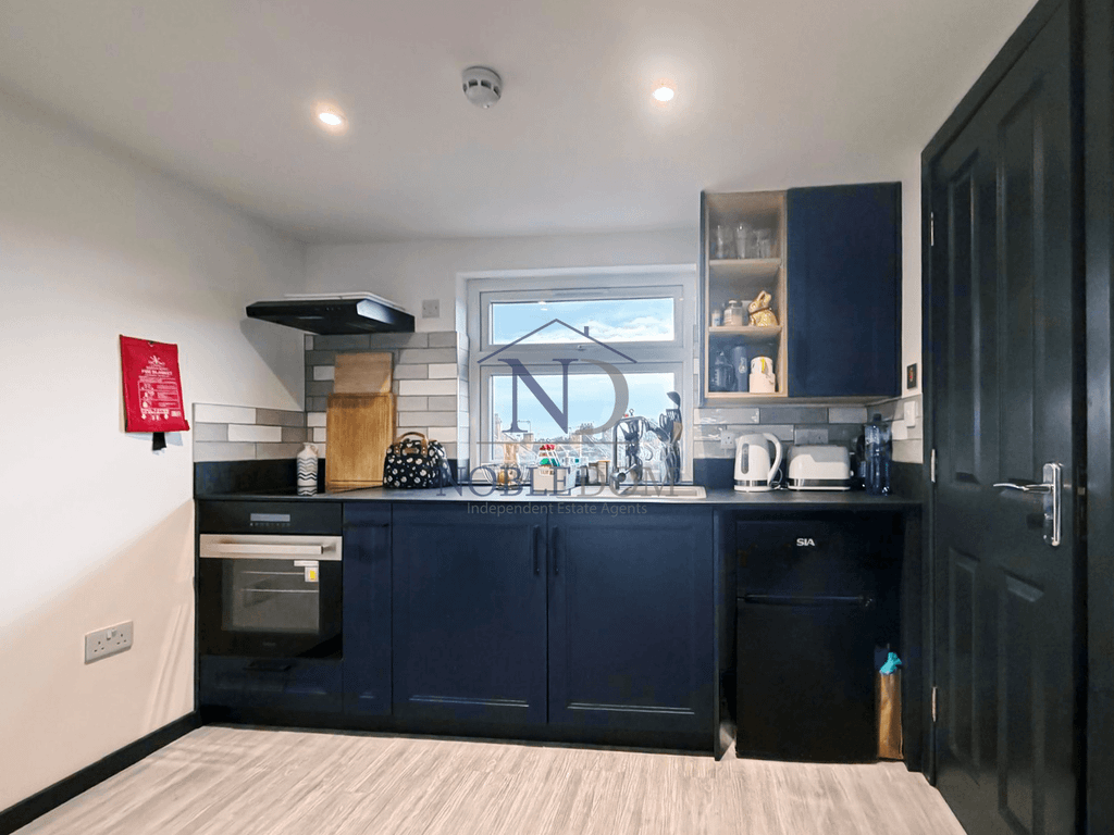 Property photo 1 of 5 Studio Flat In Hounslow