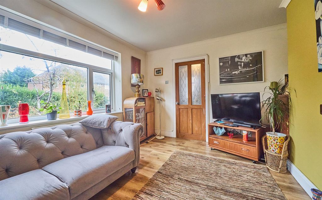 Property photo 3 of 22 East Close_2.Jpg