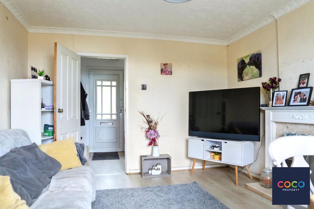 Property photo 3 of 11 4915163