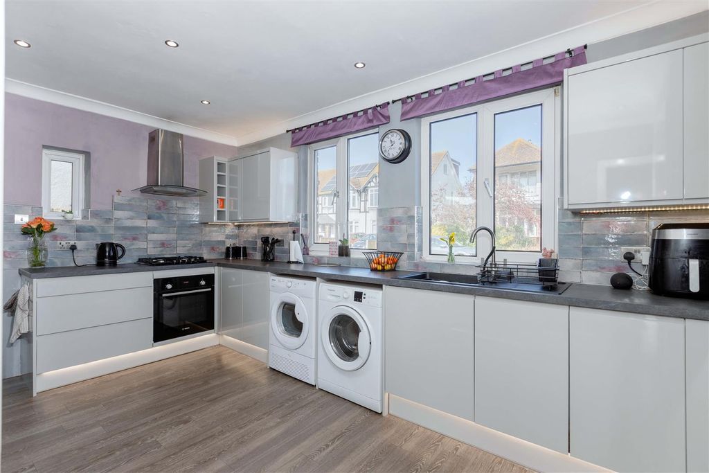 Property photo 3 of 25 Malvern Close_18.Jpg