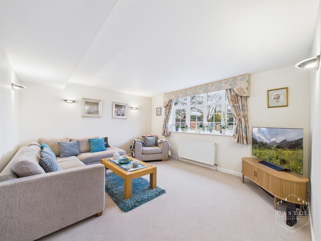 Property photo 3 of 34 Lounge