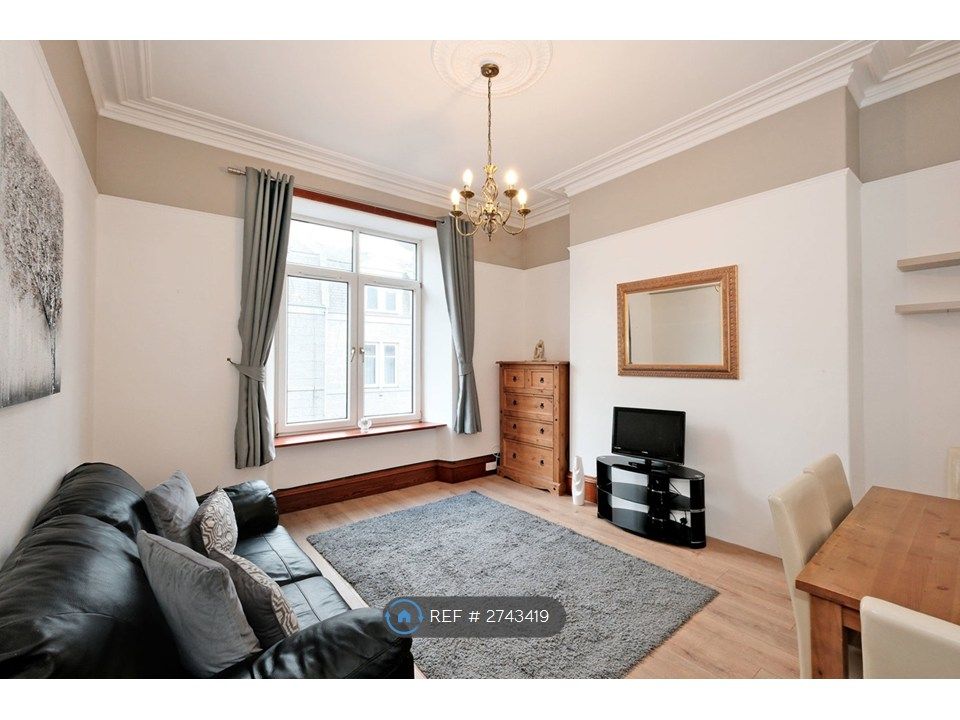 Property photo 2 of 9 Lounge &amp; Dining 02