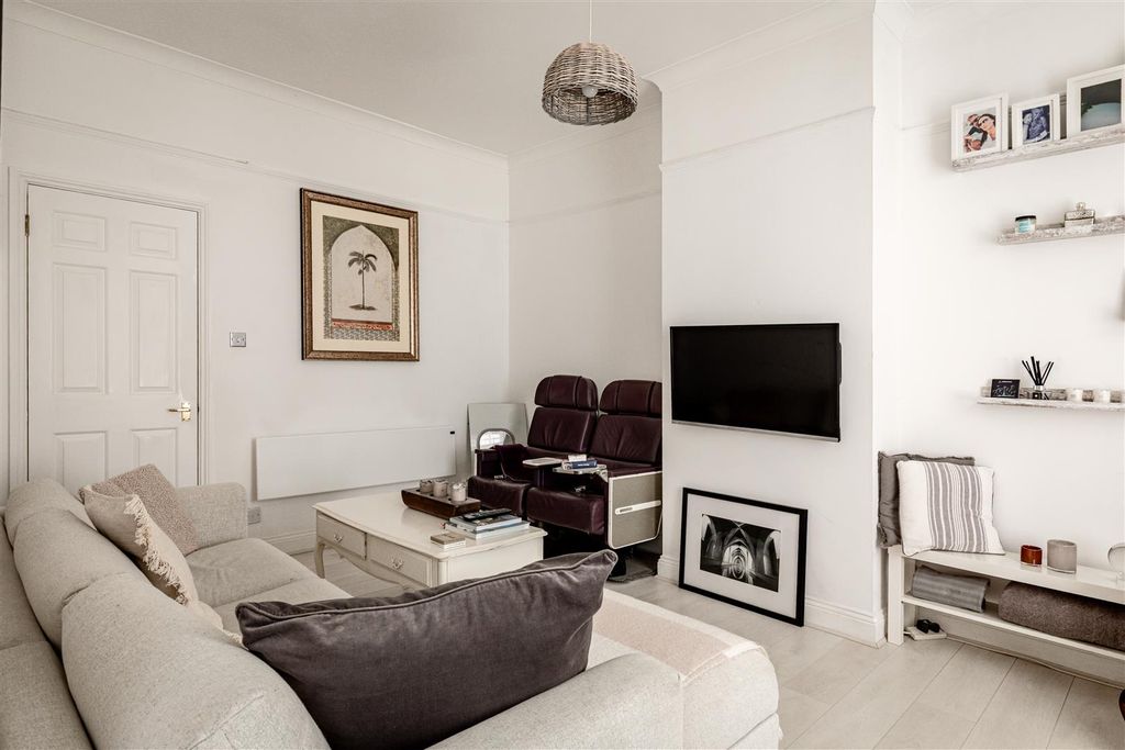 Property photo 3 of 11 6 Chaplefields-2.Jpg