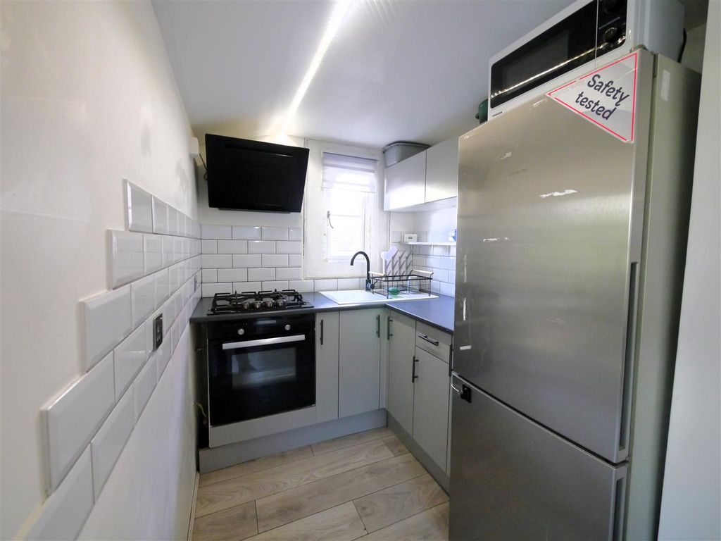 Property photo 3 of 8 Kitchen