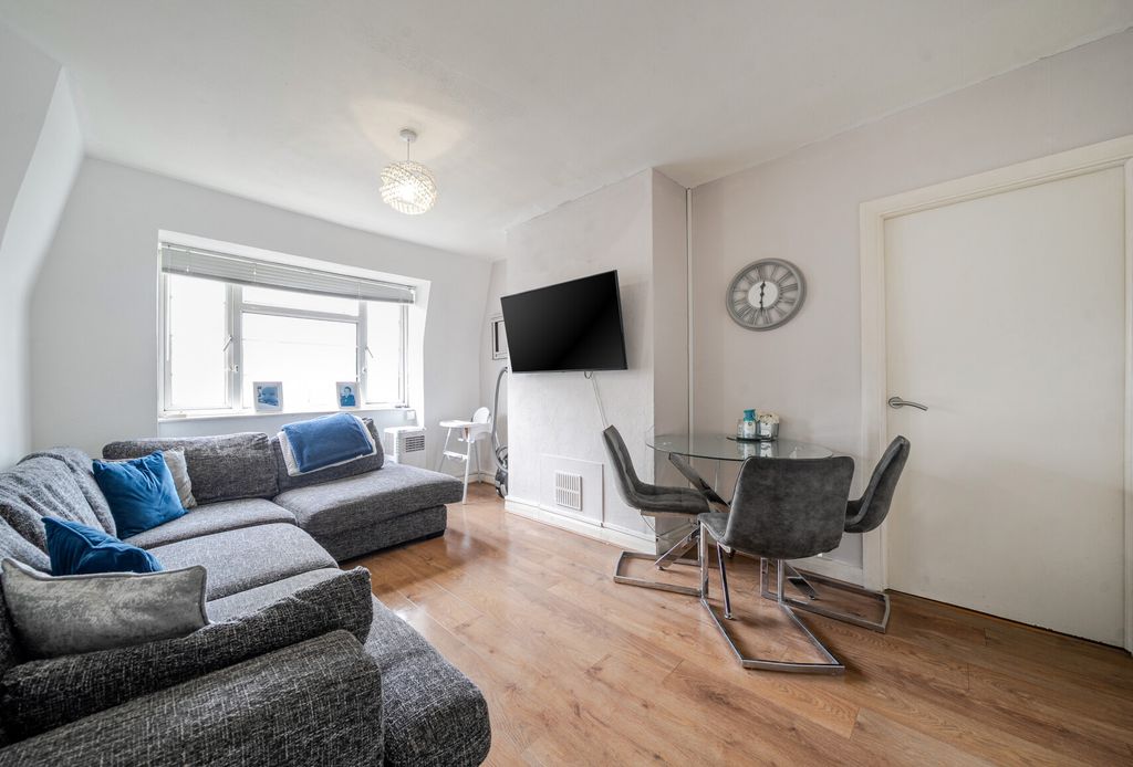 Property photo 2 of 11 1326372-3-6880c8B...