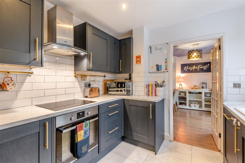 Property photo 1 of 17 Kitchen