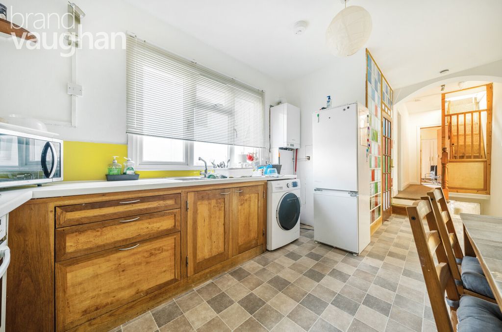 Property photo 3 of 11 Kitchen