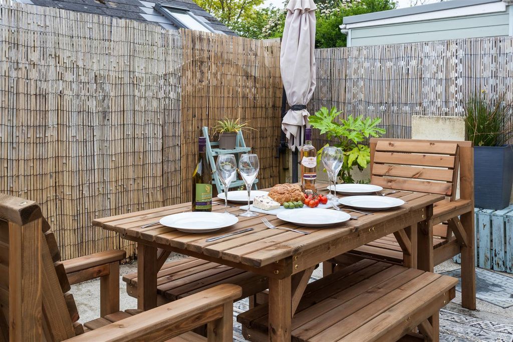 Property photo 3 of 25 Rear Courtyard Garden