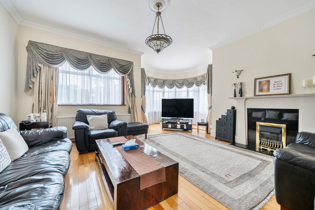 Property photo 3 of 33