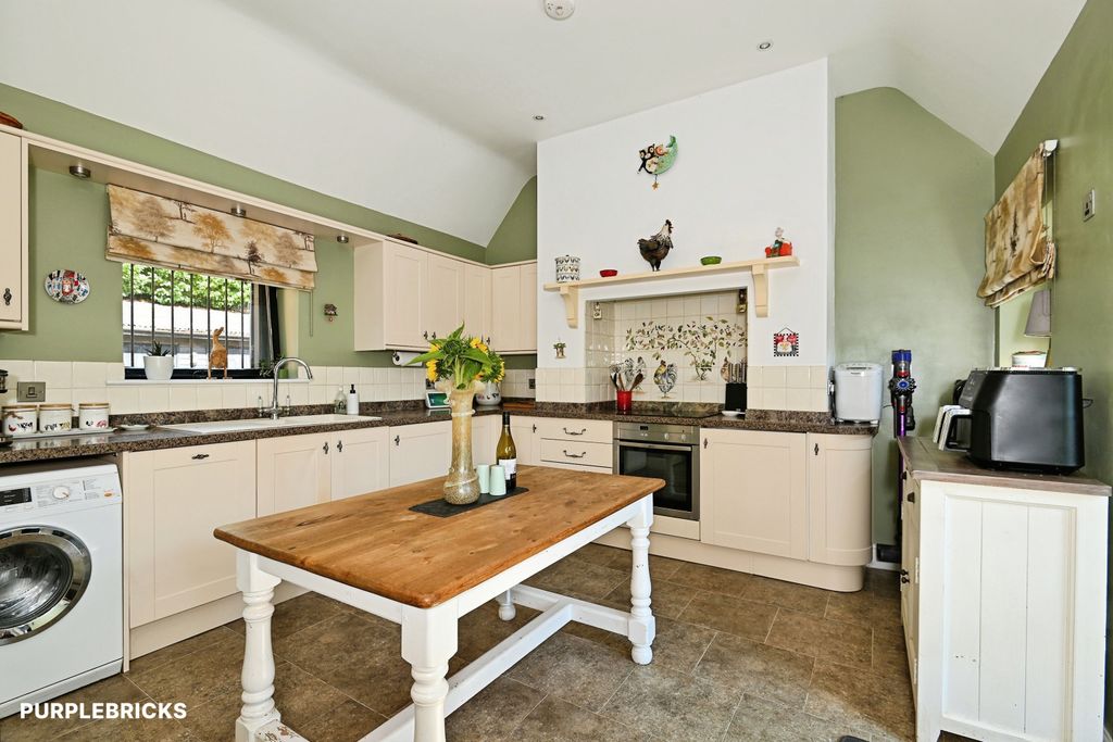 Property photo 3 of 19 Kitchen