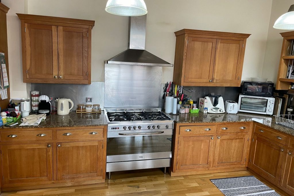 Property photo 3 of 9 Kitchen