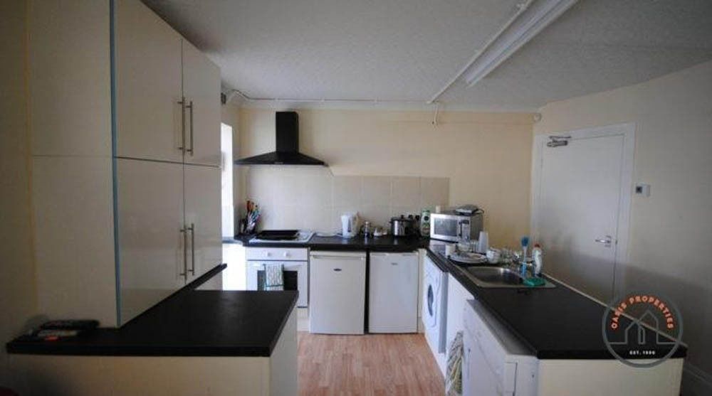Property photo 2 of 5 A Modern, Well-Maintained Kitchen Featuring Ample ...
