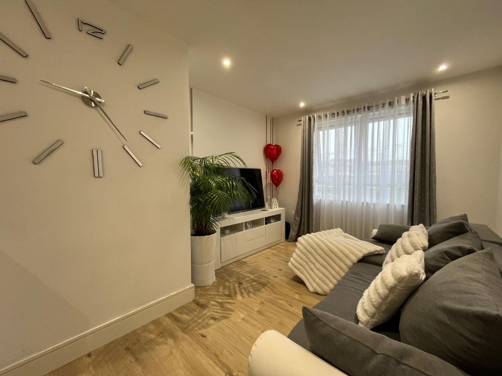 Property photo 3 of 6 5025604