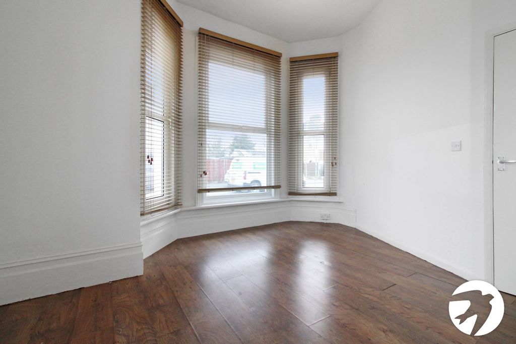 Property photo 2 of 6 Livingroom