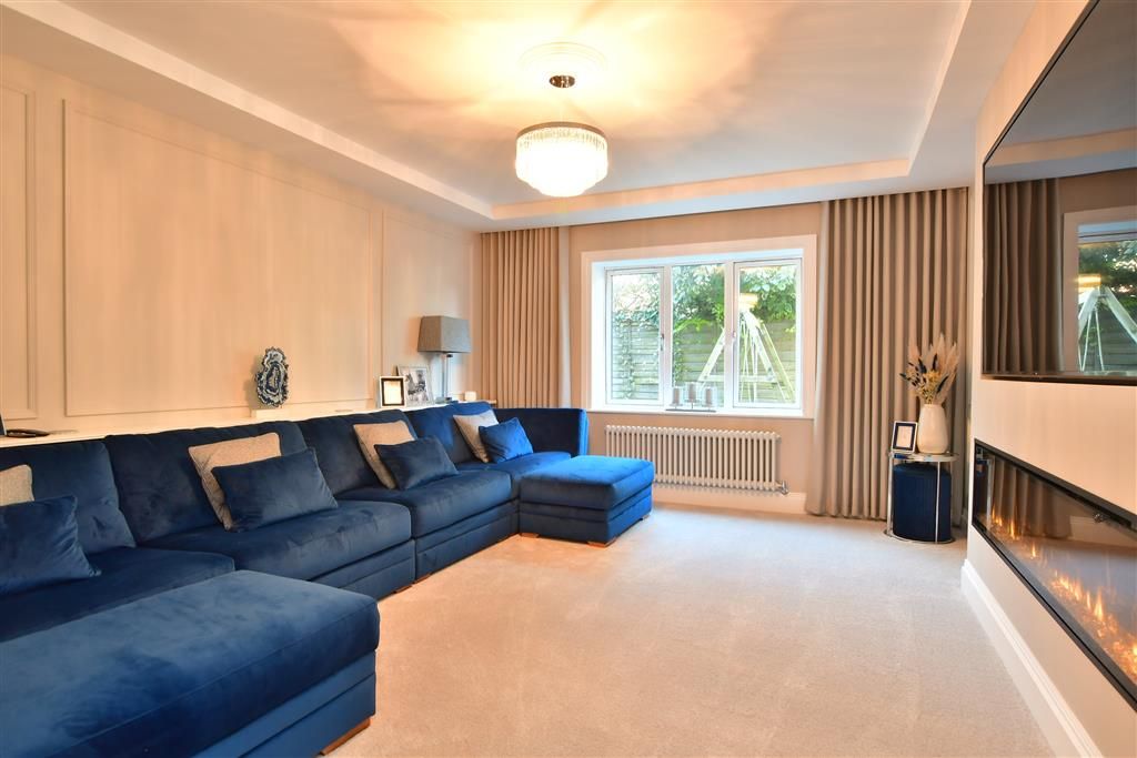 Property photo 2 of 12 Lounge