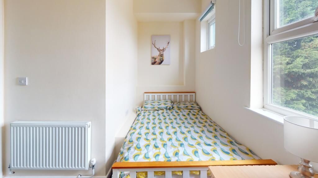Property photo 2 of 10 A Bright And Tidy Single Bedroom Featuring A Comfo...