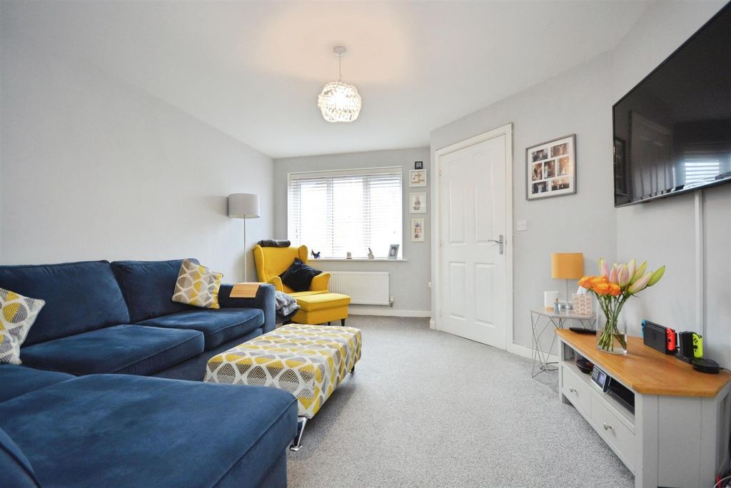 Property photo 2 of 16 Living Room