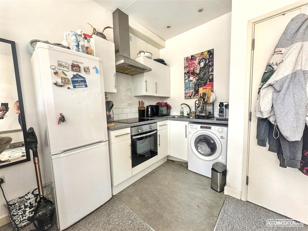 Property photo 2 of 7 Bright Modern Kitchen With Integrated Appliances...
