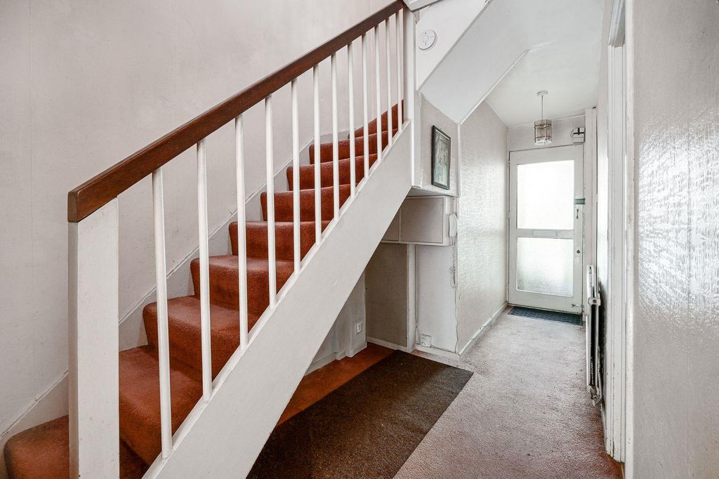 Property photo 2 of 16 Entrance Hall