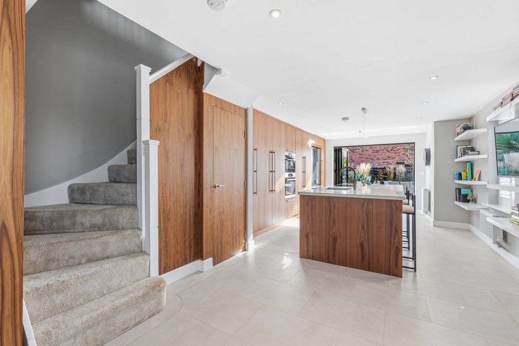 Property photo 1 of 32