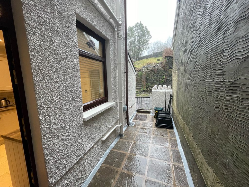 Property photo 2 of 13 9