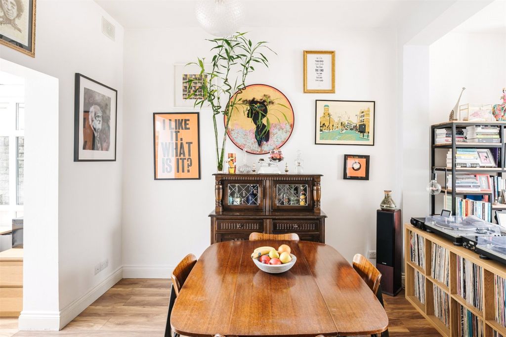 Property photo 3 of 18 Wellington Row E2