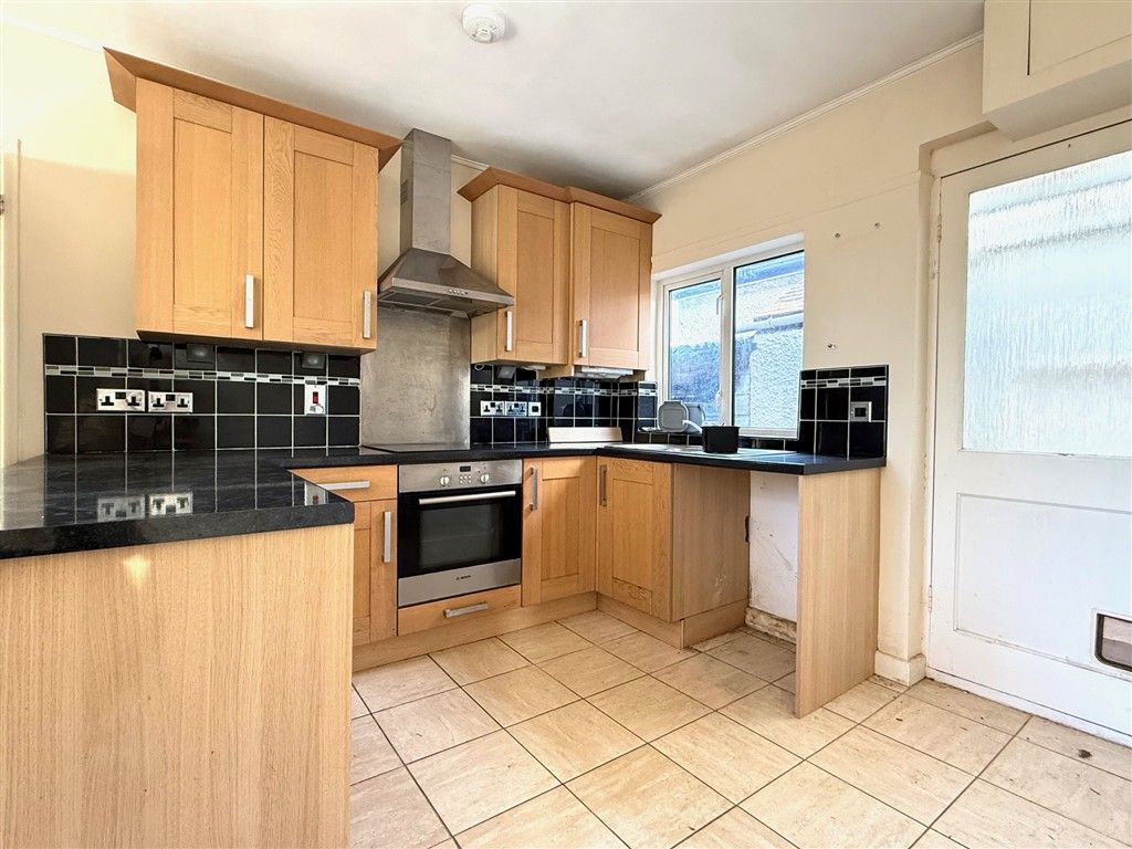 Property photo 3 of 8 Kitchen