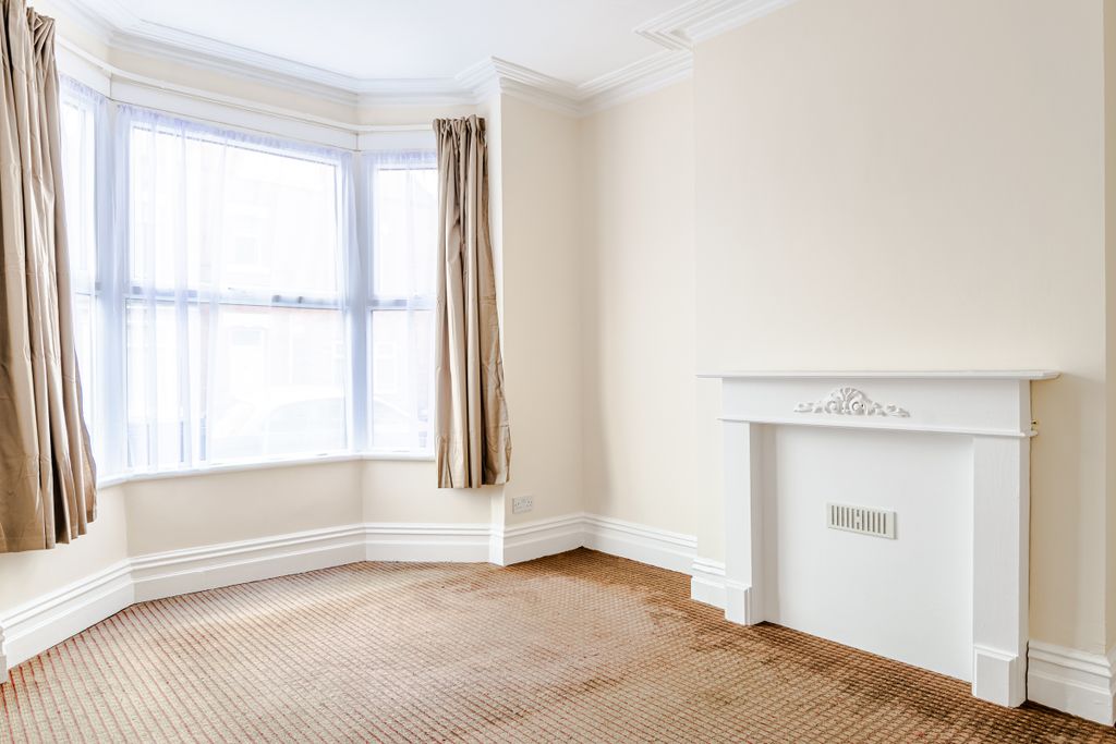 Property photo 3 of 15 Lounge1