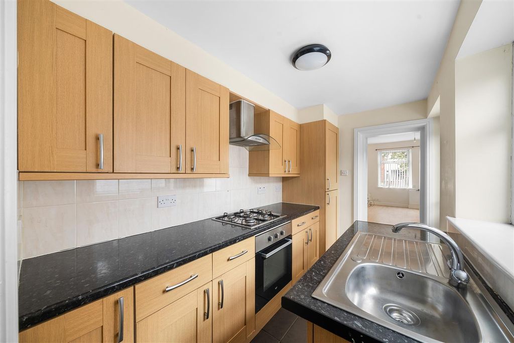 Property photo 3 of 11 Kitchen