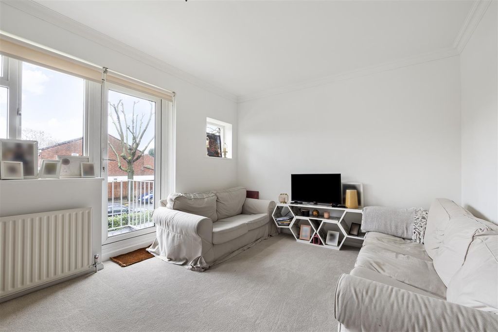 Property photo 3 of 12 Lyndhurst Court 10 14675 27 01 26-010.Jpg