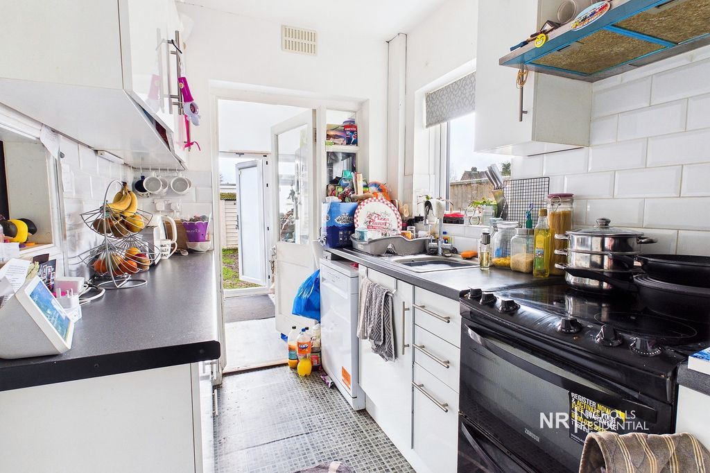Property photo 3 of 10 Kitchen