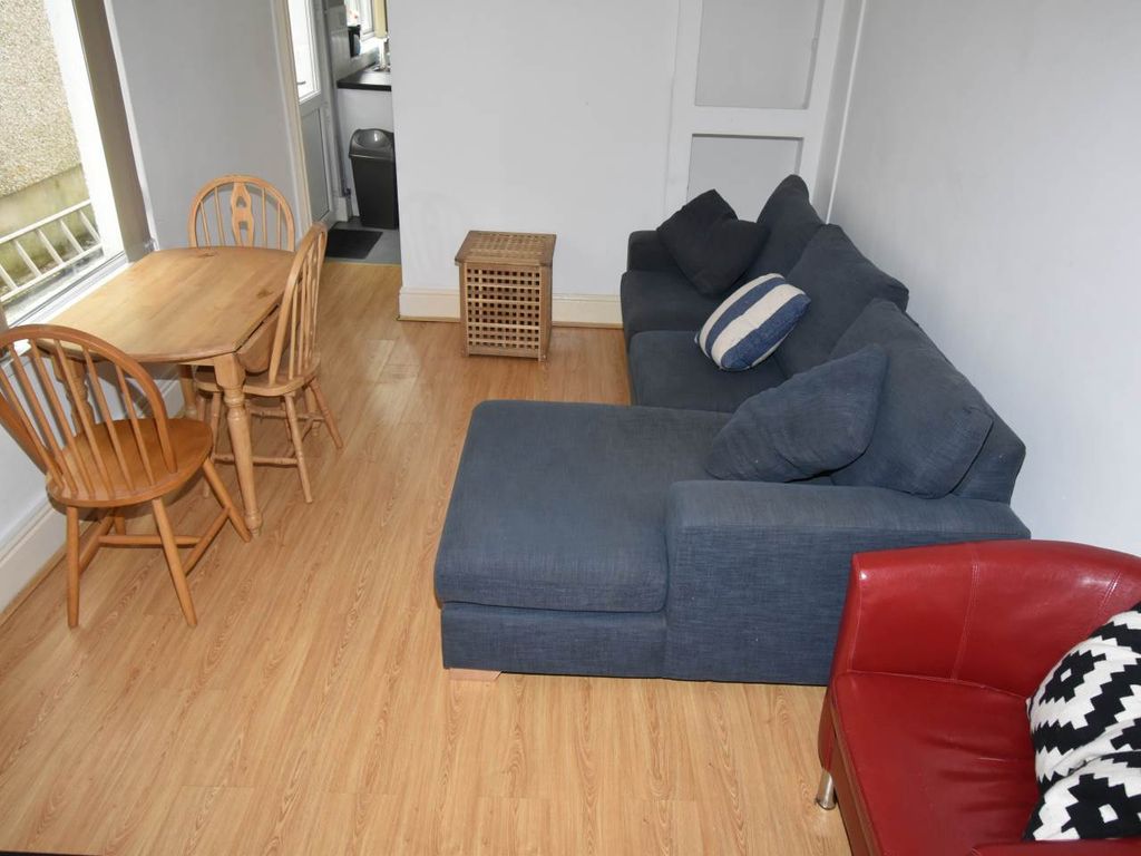 Property photo 2 of 12 Lounge 2