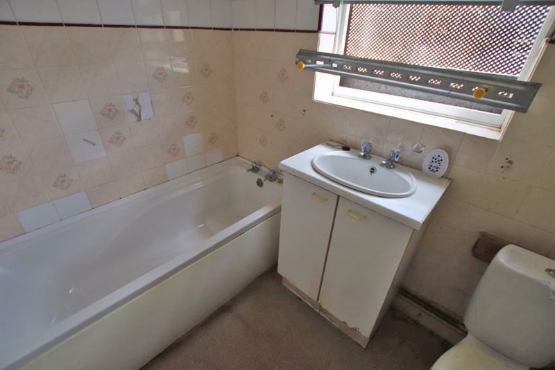 Property photo 3 of 7 Bathroom