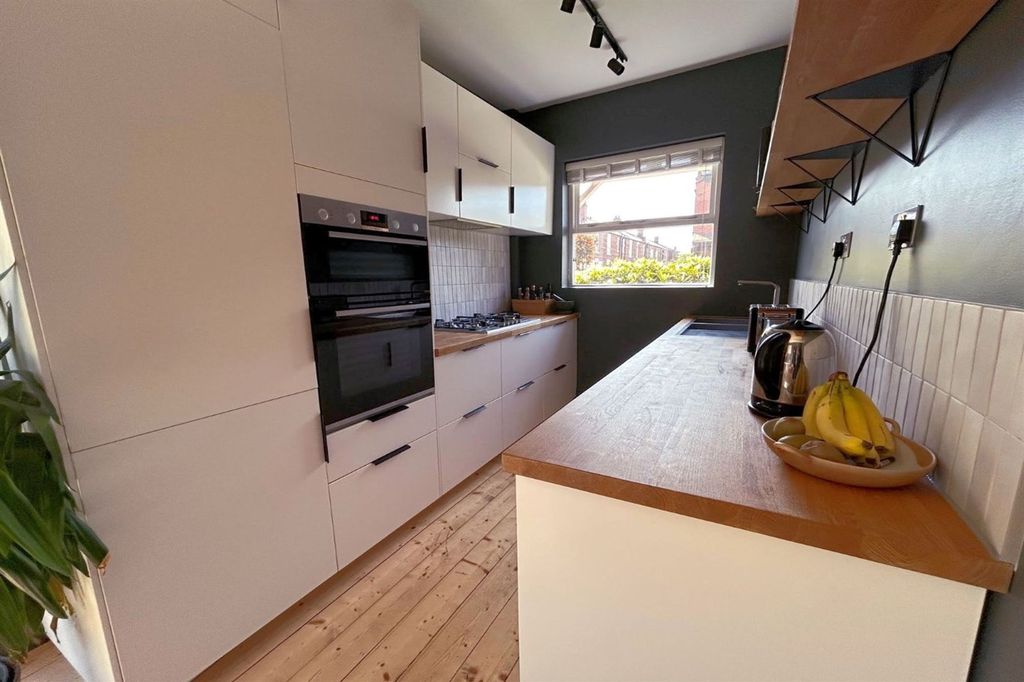 Property photo 3 of 26 Kitchen