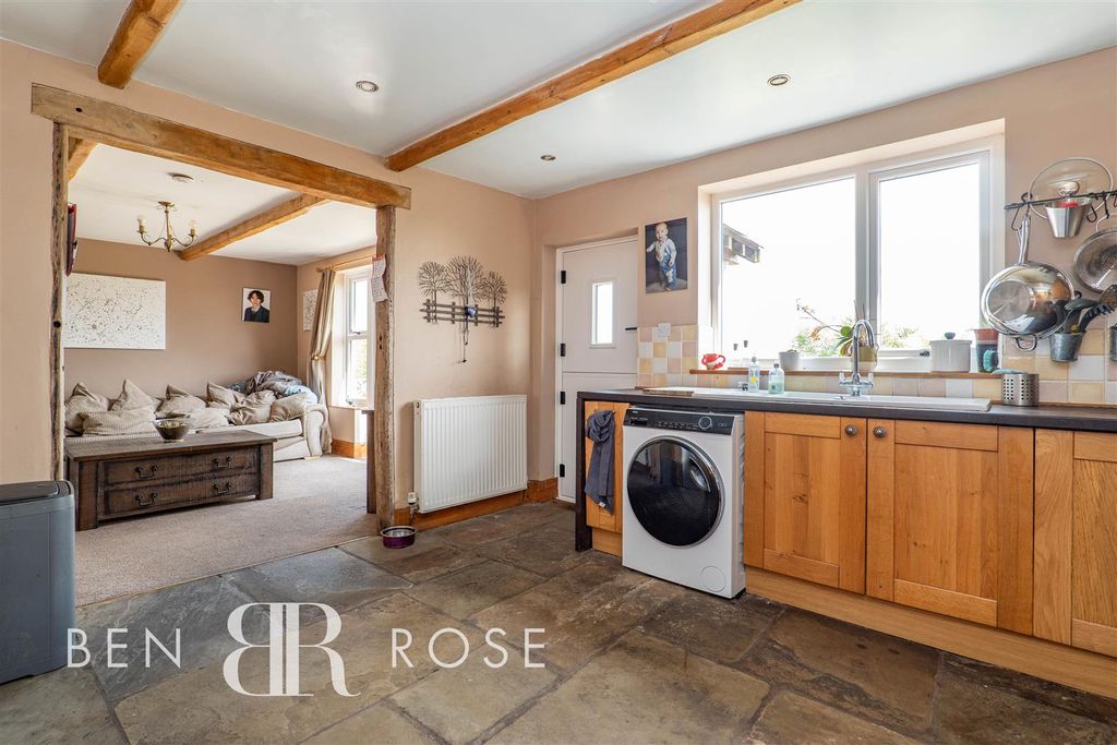 Property photo 3 of 31 Kitchen
