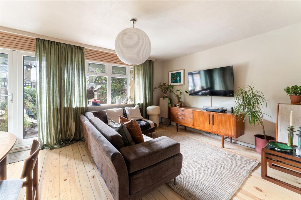 Property photo 2 of 53 Shelley Court, E17