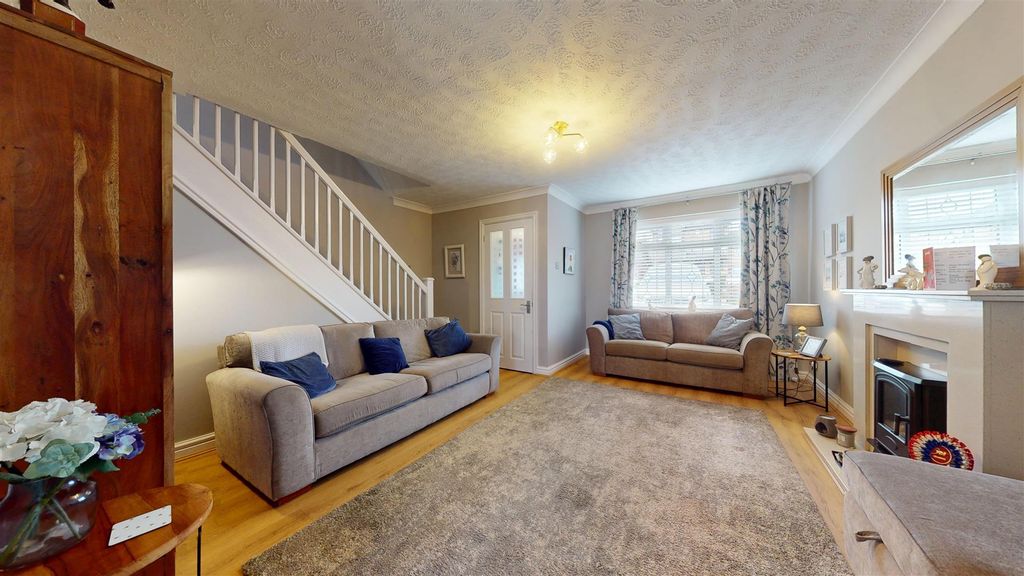 Property photo 2 of 33 Henley Court Living Room