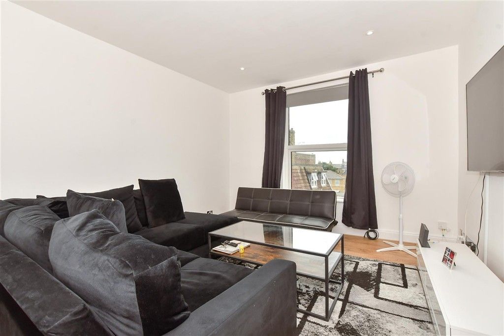 Property photo 1 of 10 Lounge