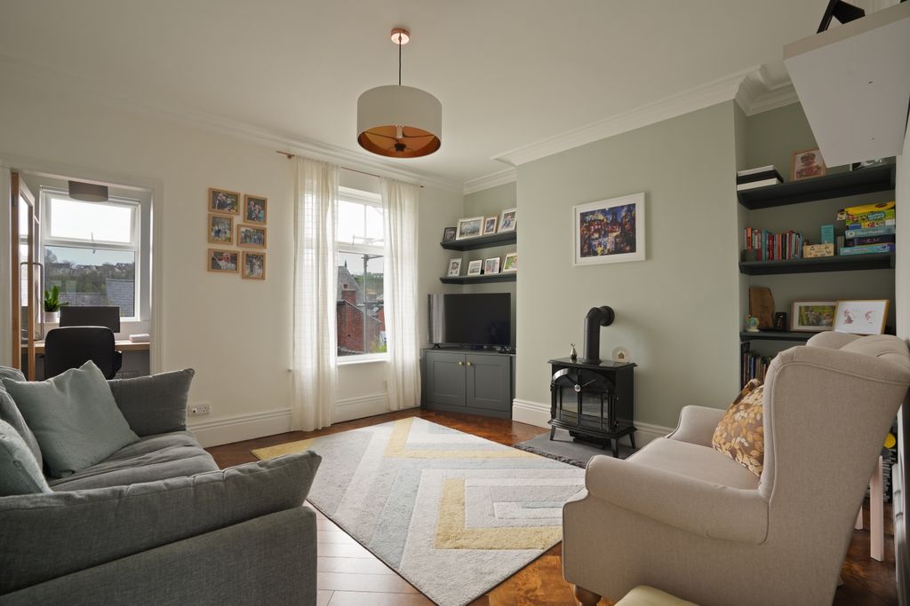 Property photo 3 of 31 Lounge