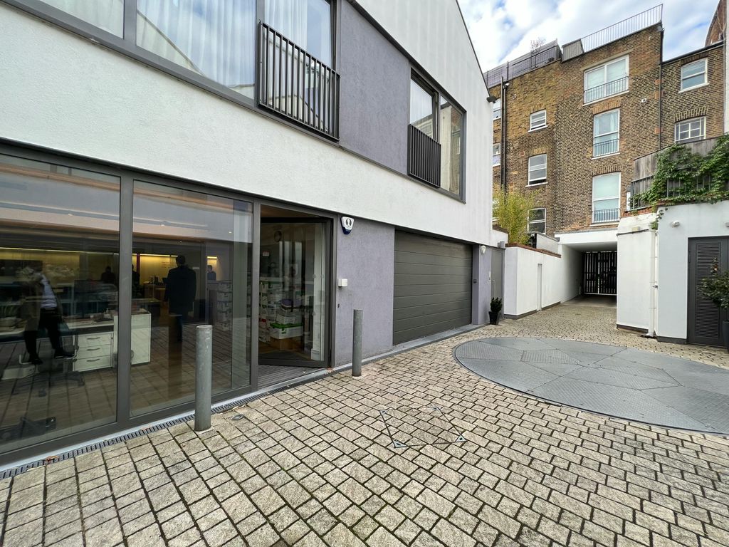 Property photo 3 of 6 Courtyard