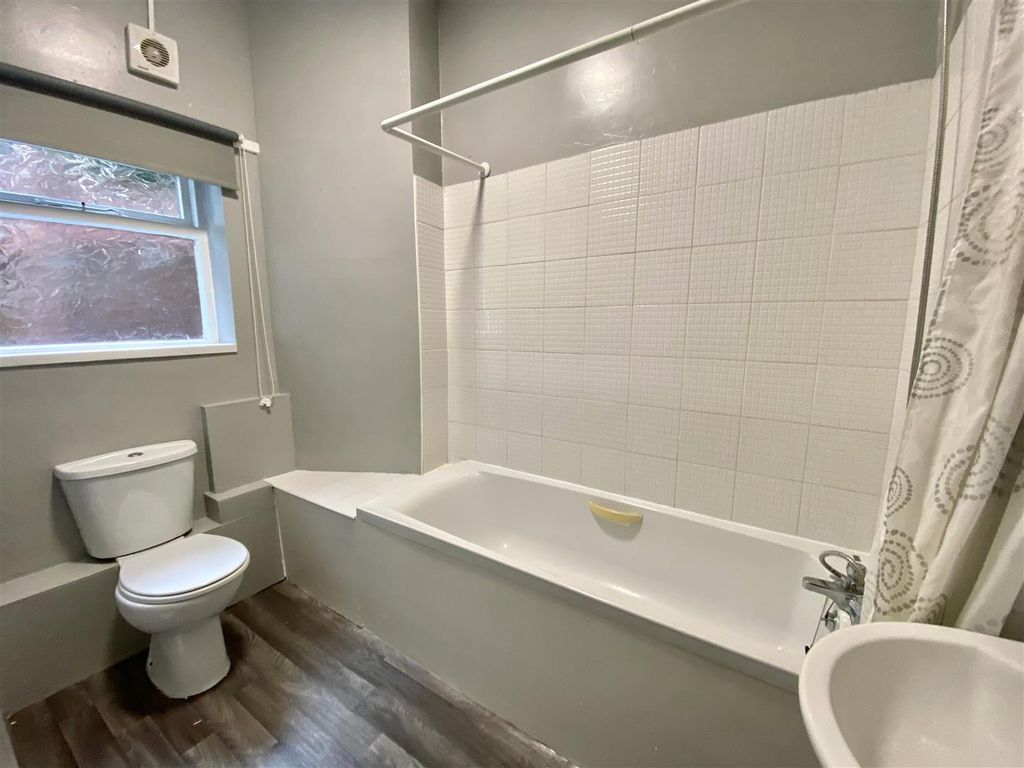 Property photo 1 of 10 Bathroom