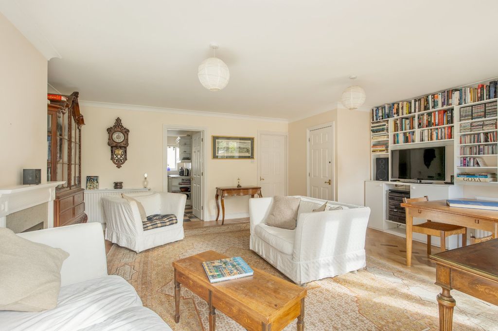 Property photo 3 of 17 Lounge