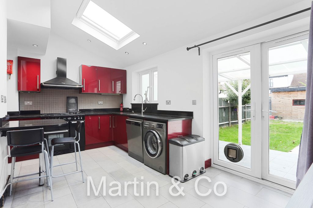 Property photo 3 of 20 1552118070 - 33 Taunton Close, Sm3 - 7