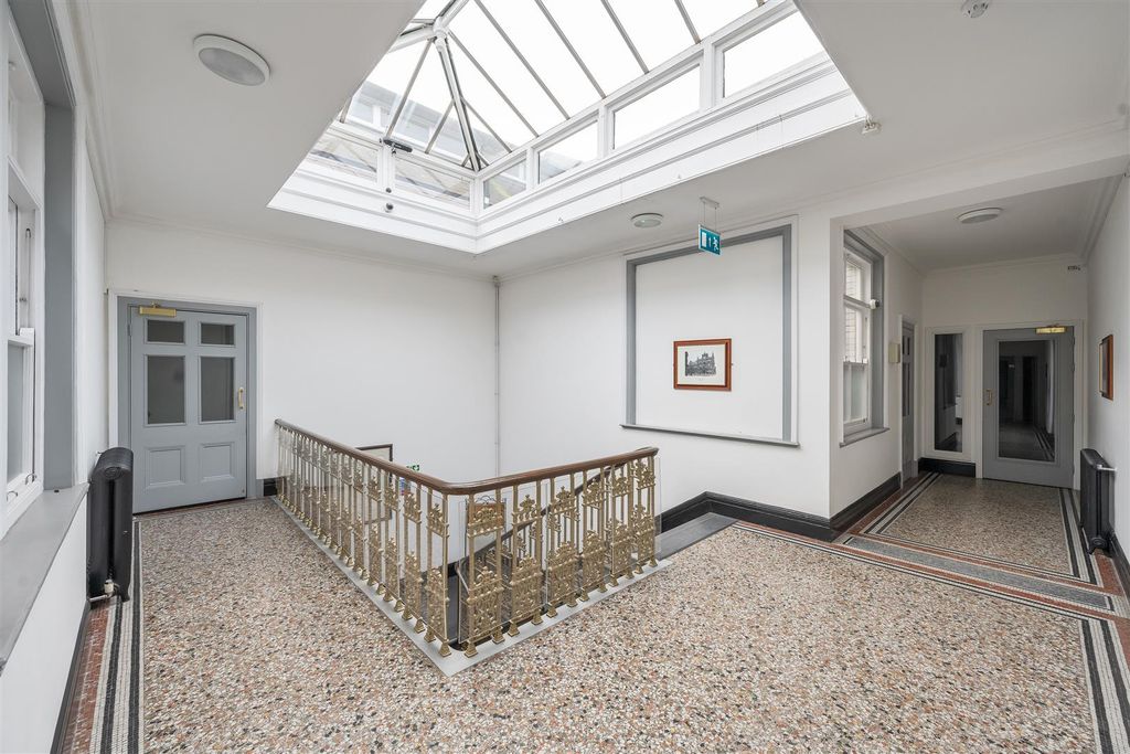 Property photo 2 of 27 Adelaide Road E10