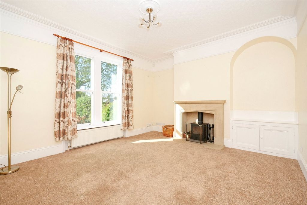 Property photo 3 of 31 Living Room