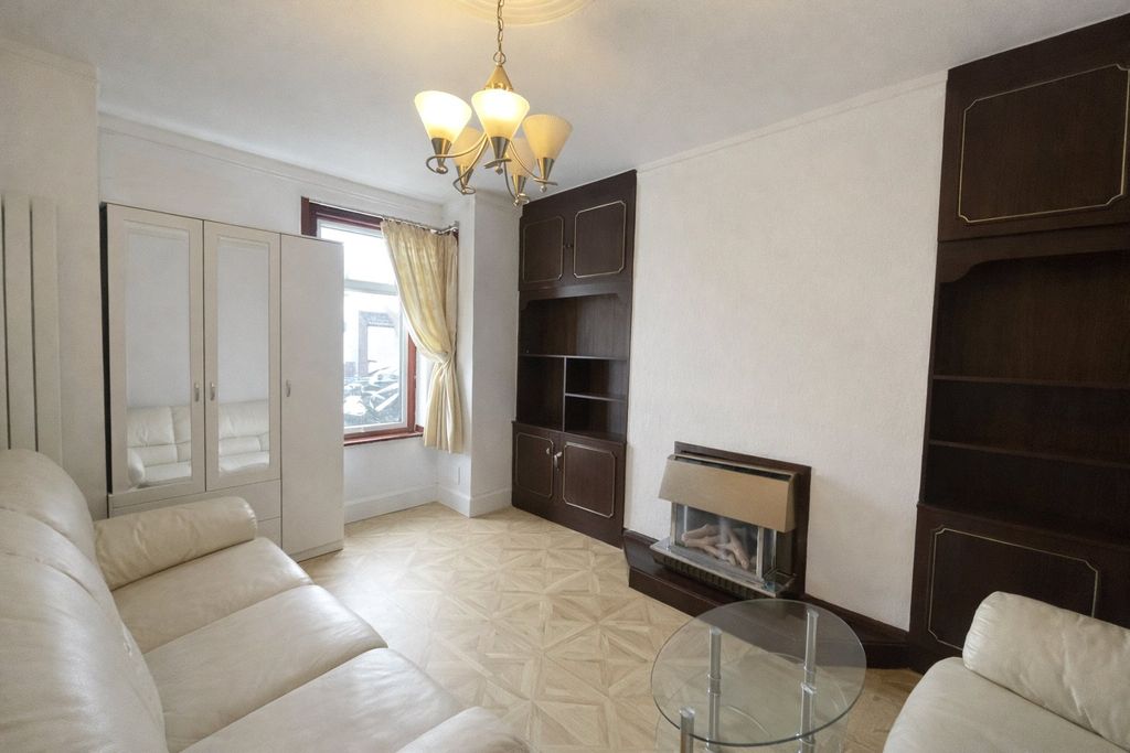 Property photo 2 of 12 Lounge