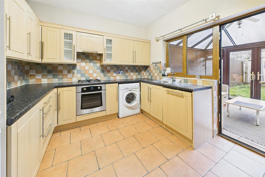 Property photo 2 of 6 Kitchen