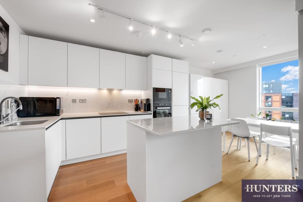 Property photo 3 of 19 Kitchen